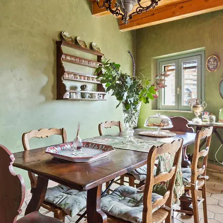 Old-world In Varano With Courtyard Lägenhet *