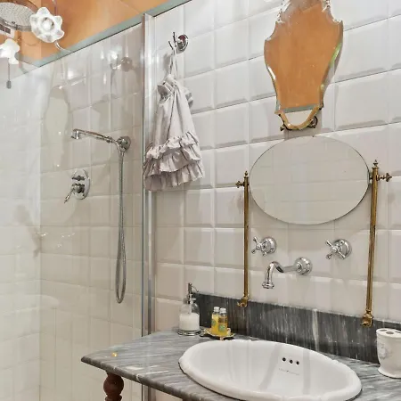 Old-world In Varano With Courtyard * Montacuto