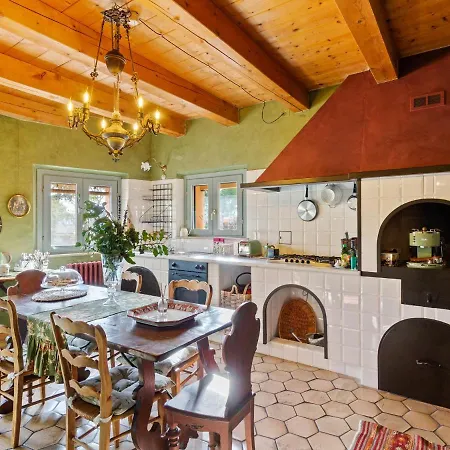 Old-world In Varano With Courtyard * Montacuto
