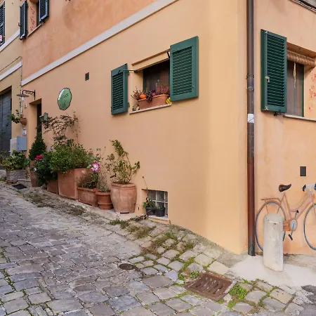 Lägenhet Old-world In Varano With Courtyard *
